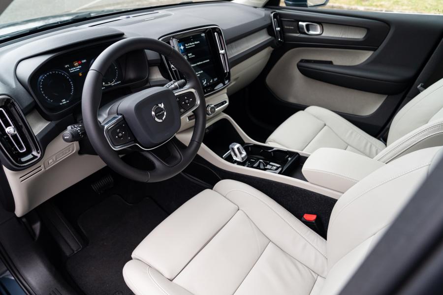 Торпедо Volvo XC40 T5 Plug-in Hybrid Inscription 2020 года  (WW) (фото 34 из 44)